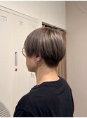 透明感グレーのマッシュショート