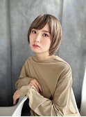 艶感ベージュのふんわりショートスタイル