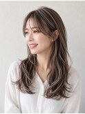 白髪を隠さない大人のロングヘア