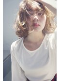 揺れる　躍動感のある　ボブ