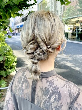 ピークアブー 原宿ハラカド(PEEK-A-BOO) ヘアセット ヘアアレンジ 結婚お呼ばれヘア 編み下し ロープ編み