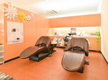 レオパードヘアスタイル(Leopard Hair Style)の雰囲気（完全フラットタイプのシャンプー台で足腰負担かからずリラックス）