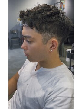 ワースホワイル(WORTH WHILE) 刈り上げセンターパートサーフカールフェザーパーママレットヘア