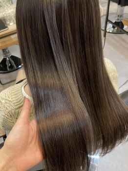 ニール(Neale.)の写真/《チューニングストレート》適度なボリュームを残しつつ優しくツヤのある滑らかなナチュラルヘアに。
