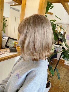 ギャラクシー ヘアードレッサーズ(galaxy hairdressers) くびれボブハイトーンミルクティーベージュ
