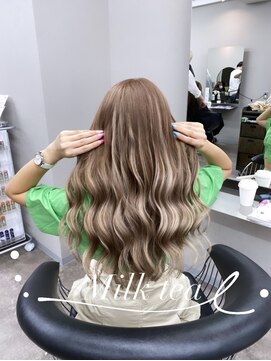 エミーバイモアムー(Emmie byMoremuu) ［南越谷YU-TA］ミルクティー