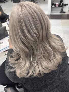 ビーシャンス(B.Chance) ホワイトグレージュ