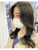 プラグ(Plug)&nbsp;小顔似合わせカットレイヤーカーキアッシュブリーチ＆バングなし