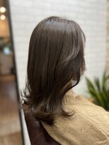 アトリエナガノ(atelier nagano)&nbsp;ニュアンスカラー/センターパート/ツヤ髪スタイル/ブルージュ