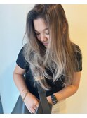 【なつみ】ホワイトブロンドグラデーション、バレイヤージュヘア