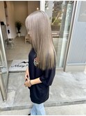 薄いベージュ
