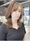 小顔に見せるオルチャンヘア 流れる顔まわり シアーベージュ