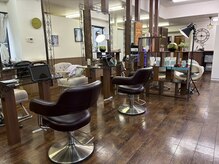 ビーエフサロン 大森町店(B×F SALON)の雰囲気（広々としたお席で長い時間もゆったりお寛ぎいただけます）