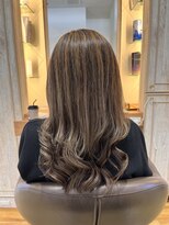 リブ(Riv.)&nbsp;白髪ぼかしカラーロングスタイル