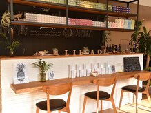 リラーチェ ヘアー ラウンジ(LILACE HAIR LOUNGE)の雰囲気（広々としたカフェのようなゆったり空間♪ドリンクの種類も豊富♪）