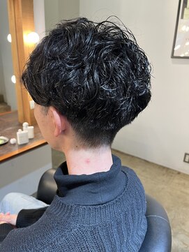 ビハインドザカーテン(BEHIND THE CURTAIN) ツーブロック×くせ毛を活かしたルーズパーマ