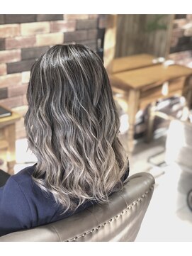 ホワイト 伊勢崎(WHITE) ハイライト歴から外国人風バレイヤージュ☆ミルクティーベージュ