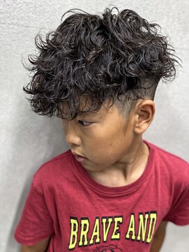 ダズルヘアーエイチ(DAZZLE hair H) 前下がりツーブロック波巻スパイラルパーマ