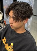 黒髪センターパートツイストスパイラルパーマ刈り上げ眉毛