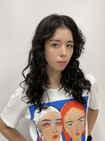 ヴィサージュクオン(VISAGE Quon)&nbsp;黒髪ウェーブで魅せる！個性派×大人モードスタイル