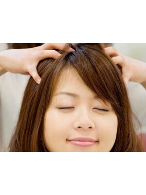 日本髪を結っている舞妓さんの頭皮のストレスと疲れをとる《舞妓スパ》で健康な地肌へ―。