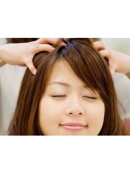 日本髪を結っている舞妓さんの頭皮のストレスと疲れをとる《舞妓スパ》で健康な地肌へ―。