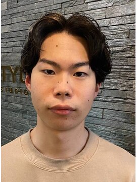 ケースタイルヘアスタジオ  虎ノ門店(K-STYLE HAIR STUDIO) くせ毛を活かしたセンターパート<理容室>メンズ/虎ノ門/眉毛