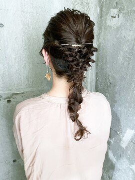 リコラックスビー(LICO LUXBE) 編み下ろしアレンジ_斜めバンググレージュカラー