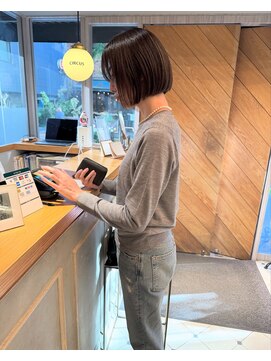 サーカス バイ ビュートリアム 青山(CIRCUS by BEAUTRIUM) ボブ 長め ストレート ミニボブ 韓国 外ハネ 艶髪 暗髪