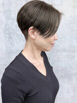 モリオ(morio)&nbsp;刈り上げショートヘア大人ショートくすみカラーオリーブベージュ