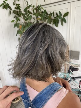 ヘアスペース リズム グリーン(Hair space Rizm green) 透明感グレー