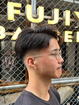 フジヤマ バーバー ショップ(FUJIYAMA BARBER SHOP) ミドルフェード／サイドパートスタイル