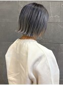 ホワイトグレージュ　ハイライト　切りっぱなしボブ　外ハネボブ