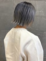 ディスコネクト(DISCO-N-NECT)&nbsp;ホワイトグレージュ　ハイライト　切りっぱなしボブ　外ハネボブ