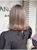 切りっぱなしボブ×透明感グレージュ
