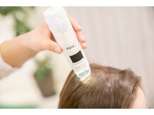 マイクロスコープ頭皮診断で頭皮・髪の状態を丁寧に調べます。