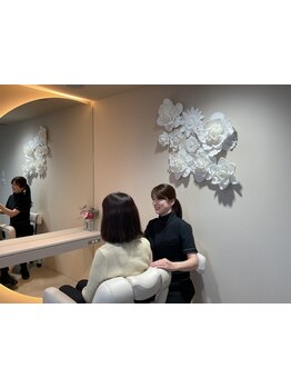 エステシモ認定の専門知識を持つスタイリストが大人女性特有のお悩みに寄り添い貴女だけのメニューをご提案