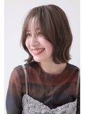 ショートボブくびれヘアブリーチグレージュ