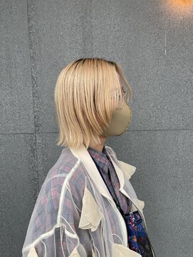 ブリーチあり/顔周りレイヤー/外ハネショートボブ