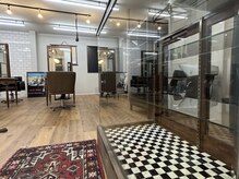 MENS salon SOU by LUAUの雰囲気（大人が好むヴィンテージポスターと家具に囲まれた空間）