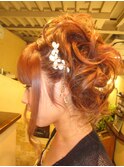 “親族の結婚式はかわいいヘアで”