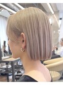 ハイトーン×耳掛けで魅せる短めボブ