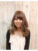 アッシュにカラーリングした、フワフワカールスタイル