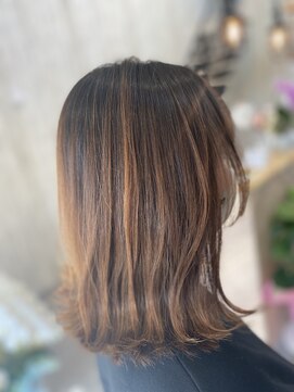 アロハナ ヘアワークス(alohana hair works) サイドバングと外ハネミディ