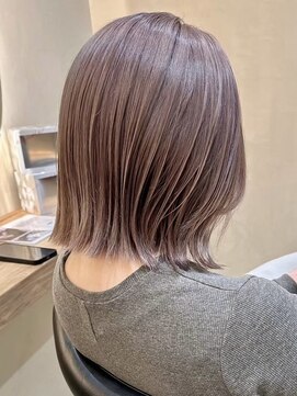 ヒビヲ(HIBIO) 横浜タッセルボブ切りっぱなしボブピンクベージュカラー外ハネ