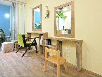 ソファ(sofa)の写真/【学芸大学★お子様専用席】ママと一緒の施術で『Kid's Cut』無料☆動画を見ながら待てるのも嬉しい♪