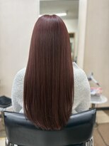 五感鷹匠 髪の診療所&nbsp;艶めくカシスピンクのストレートロング 40代
