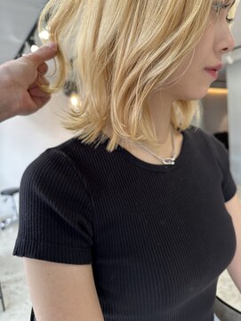 ヘリム(HELIM) アッシュベージュ/アッシュブラウン/ウルフくびれミディアムボブ