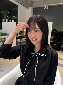 アム(amu) オリーブカラー/暗髪/オリーブグレージュ/前髪カット/透明感