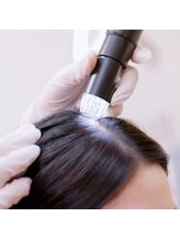 【マイクロスコープカウンセリング】頭皮の状態をお客様と一緒に確認。お悩みの状況を診断いたします。